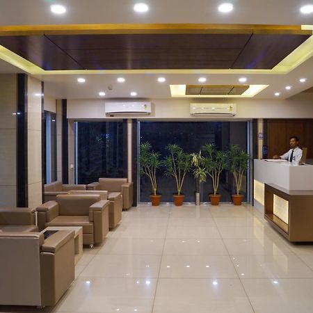 ואדודרה Hotel Midtown מראה חיצוני תמונה