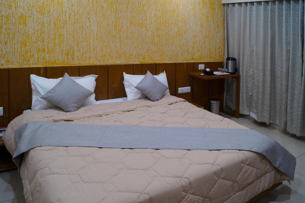 ואדודרה Hotel Midtown מראה חיצוני תמונה