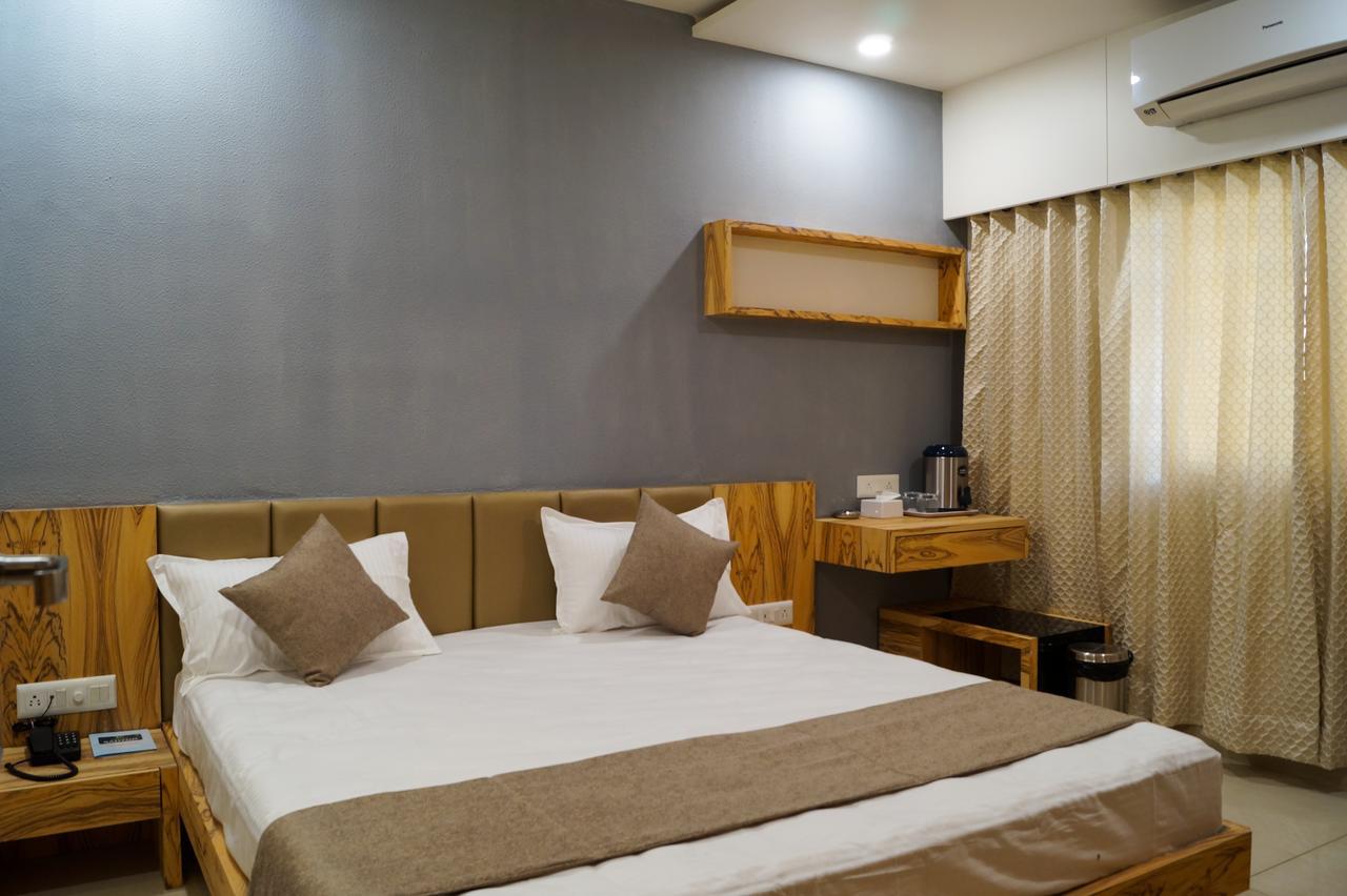 ואדודרה Hotel Midtown מראה חיצוני תמונה