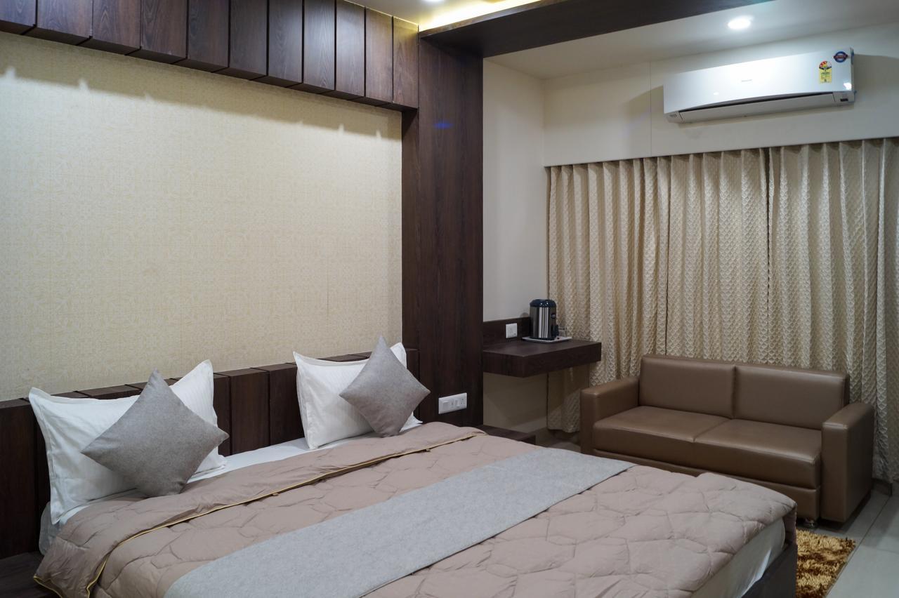 ואדודרה Hotel Midtown מראה חיצוני תמונה