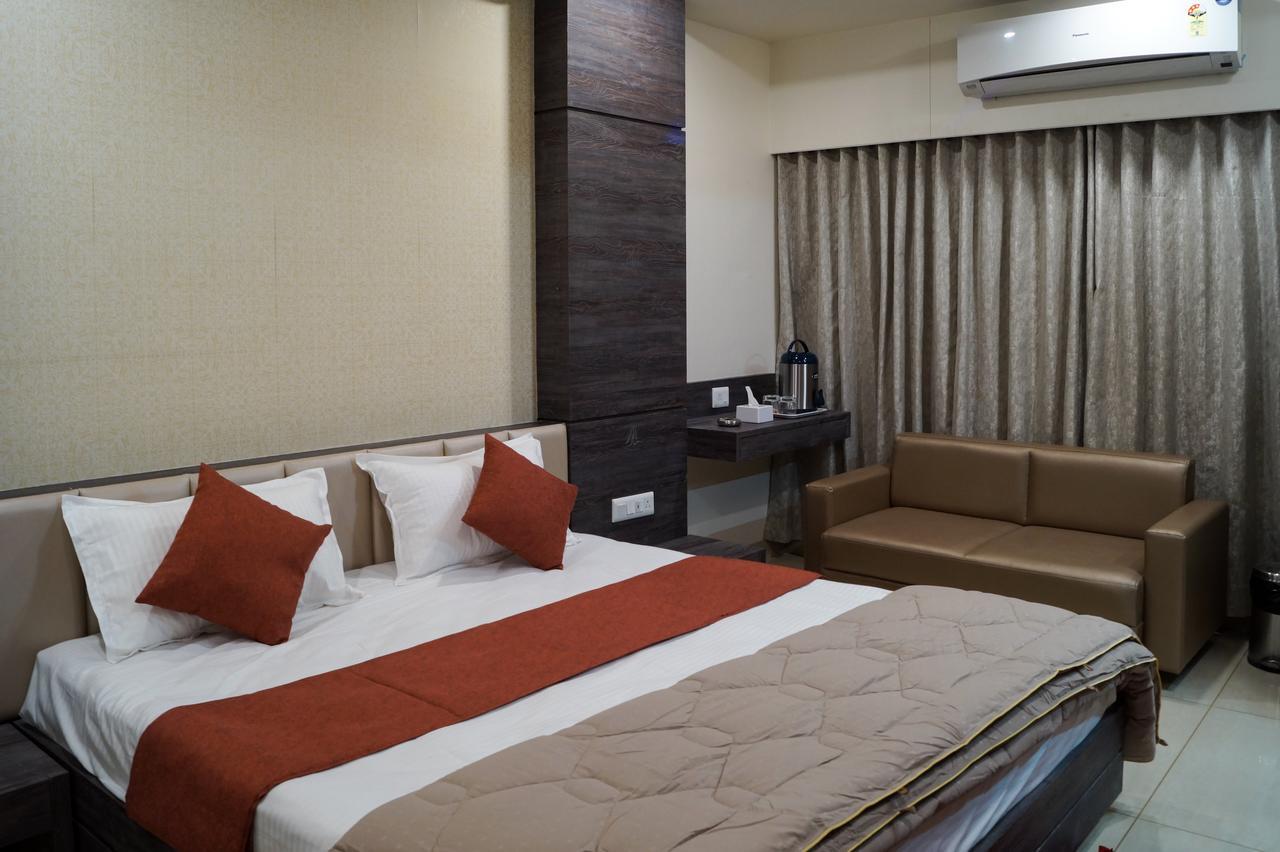 ואדודרה Hotel Midtown מראה חיצוני תמונה