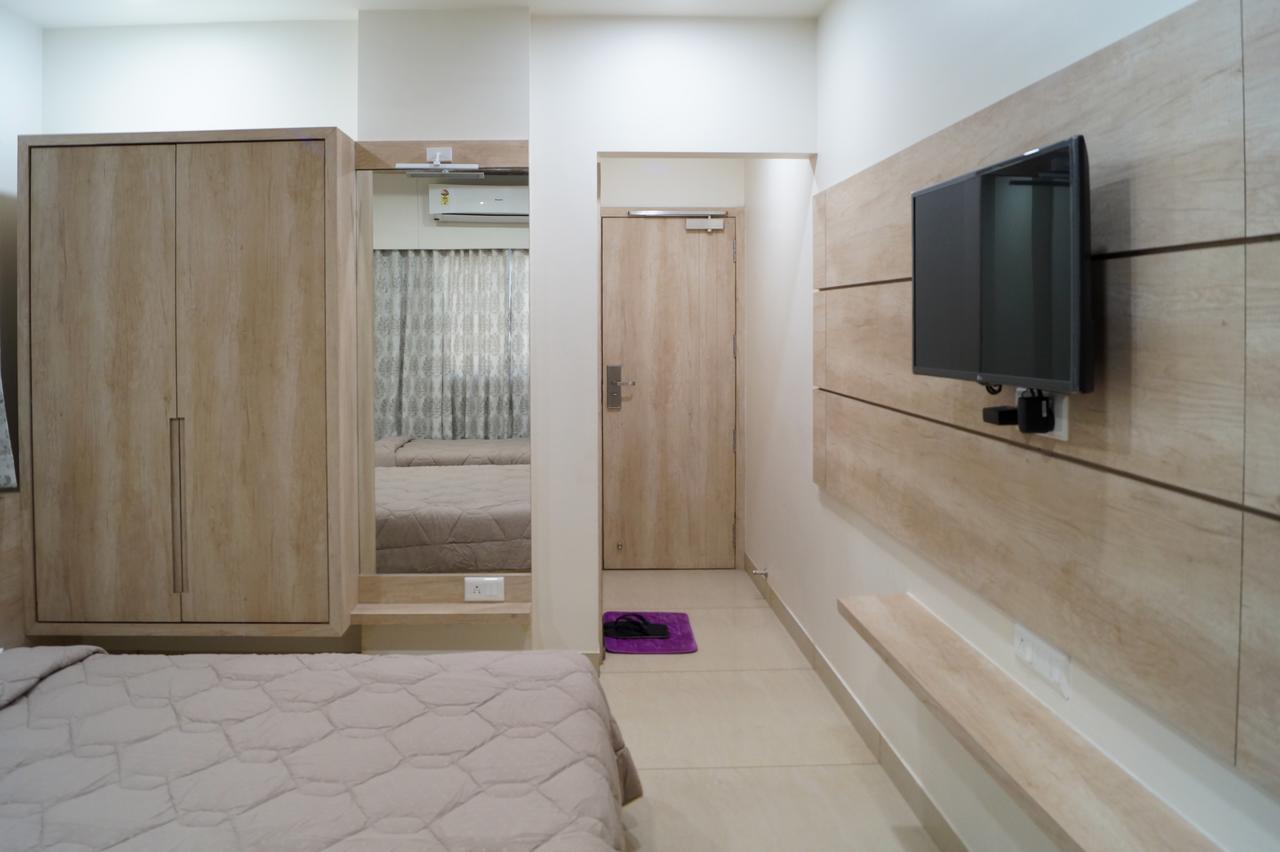 ואדודרה Hotel Midtown מראה חיצוני תמונה