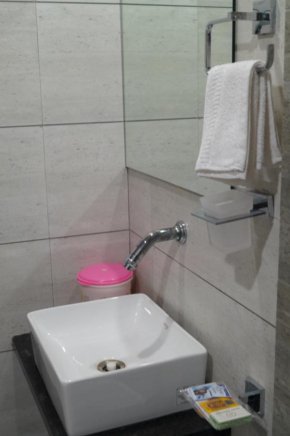 ואדודרה Hotel Midtown מראה חיצוני תמונה