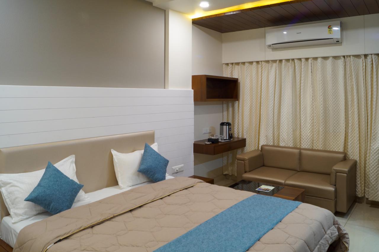 ואדודרה Hotel Midtown מראה חיצוני תמונה