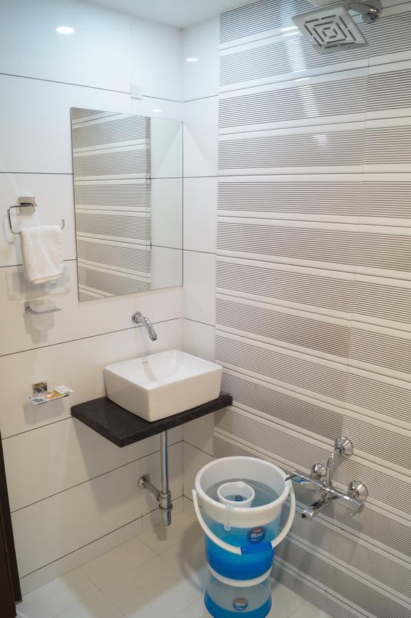 ואדודרה Hotel Midtown מראה חיצוני תמונה