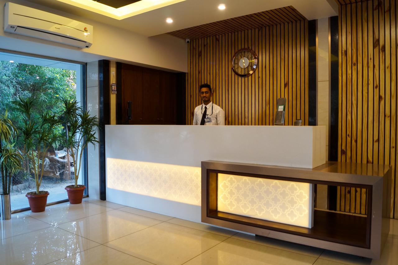 ואדודרה Hotel Midtown מראה חיצוני תמונה