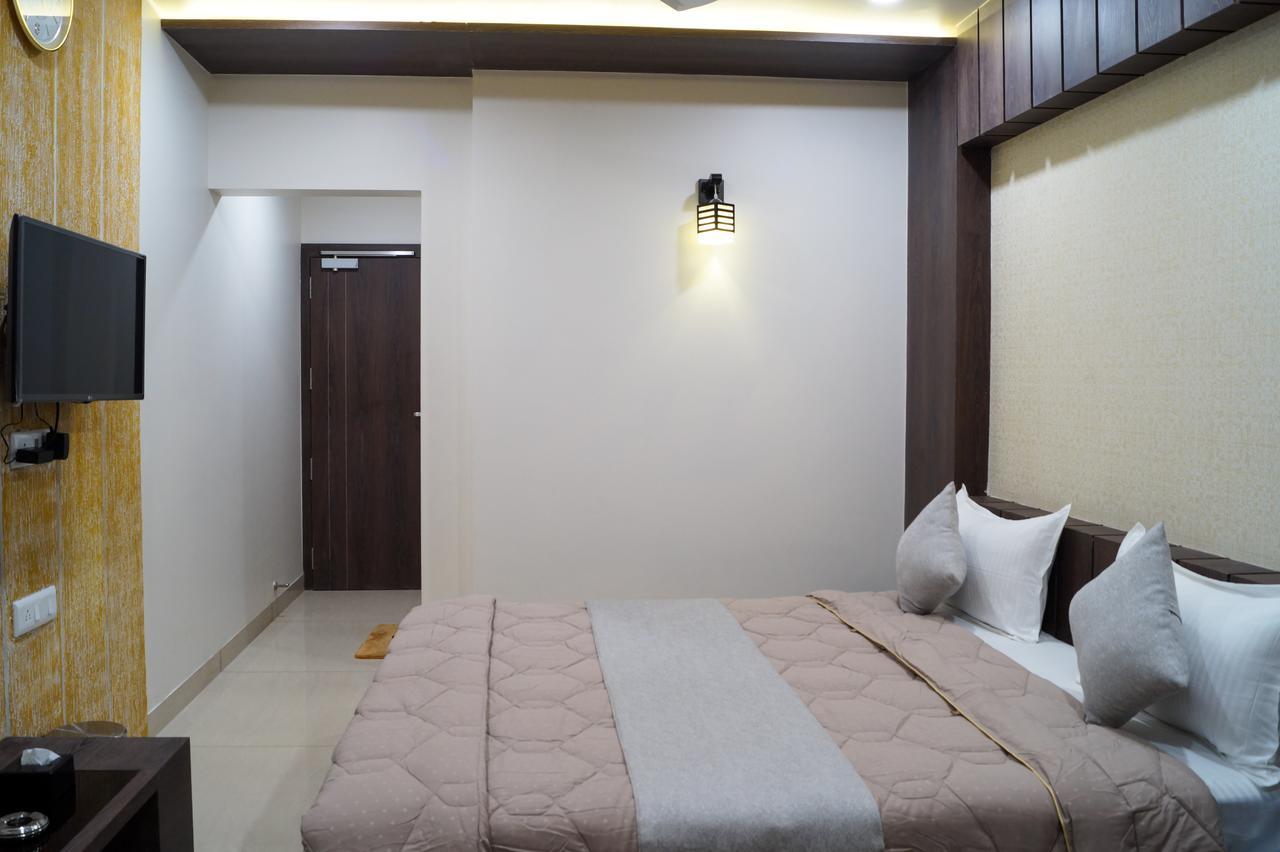 ואדודרה Hotel Midtown מראה חיצוני תמונה